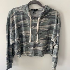 Women’a Cropped Camo Sweatshirt